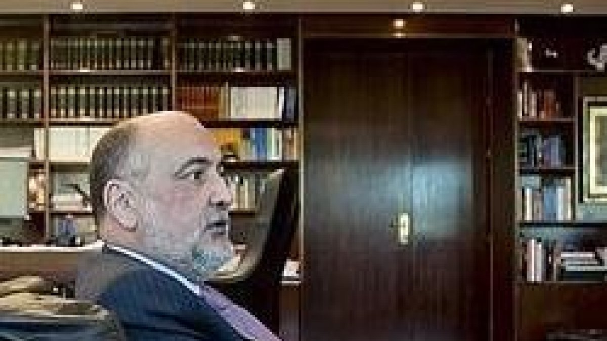 Francisco Pérez de los Cobos, presidente del Tribunal Constitucional, dice que no se pronuncian desde 2010 sobre el aborto esperando al legislativo