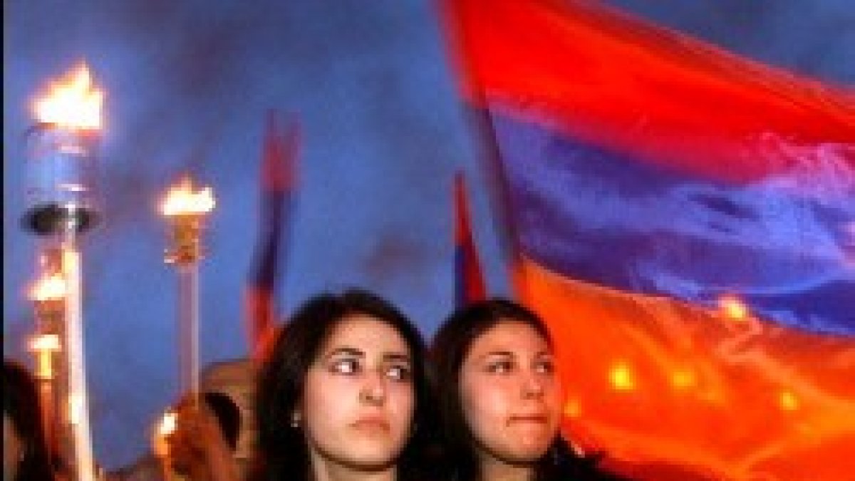 Jóvenes armenias en un acto de memoria del genocidio del gobierno de los Jóvenes Turcos contra su pueblo