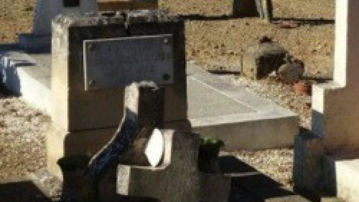 Cruces destruidas en el cementerio de St. Laurent, al sur del país, uno de los afectados