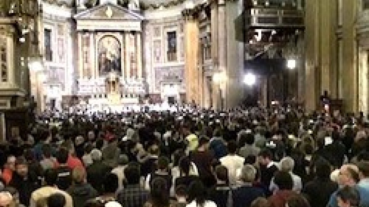 La iglesia del Gesù, una de las más típicas de Roma, abarrotada de fieles.