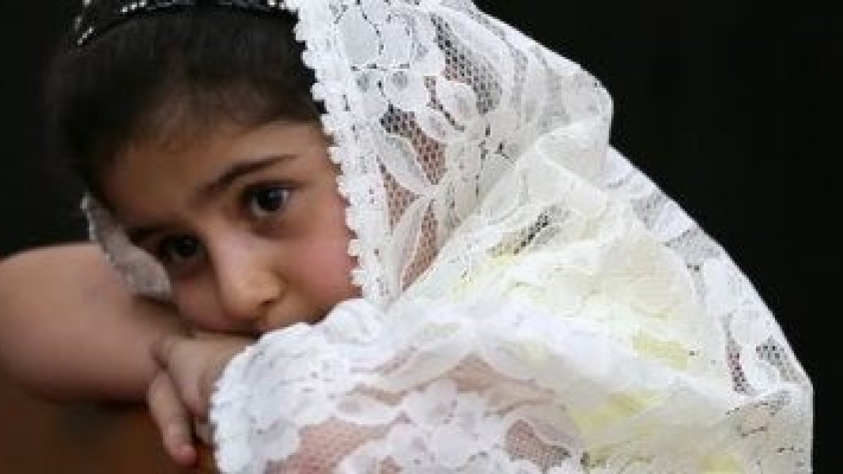 Niña china rezando en la iglesia