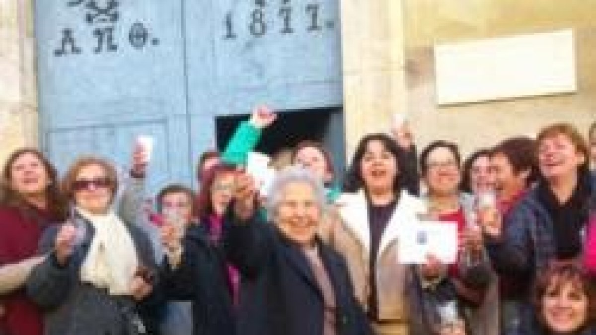 Vecinas de Alfafara celebran el premio de la Lotería que ha tocado al pueblo de 400 habitantes