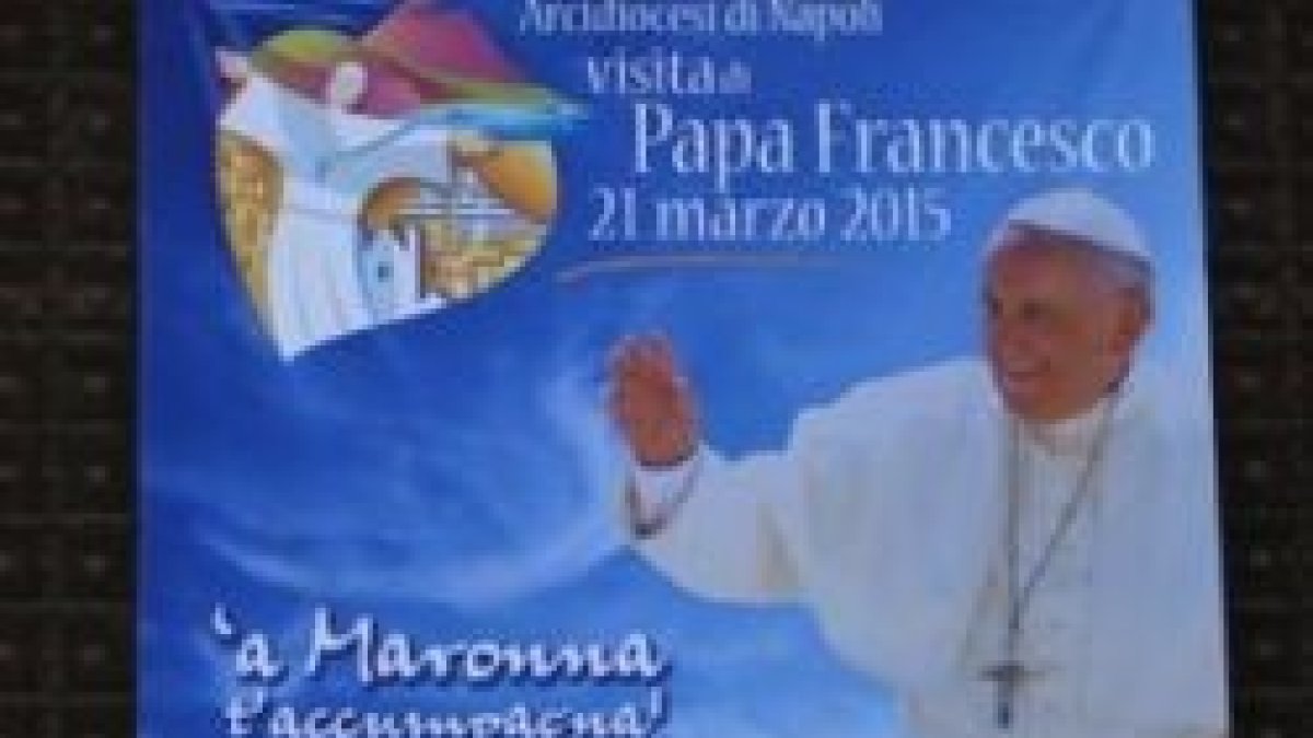 Cartel de la visita del Papa Francisco a Nápoles