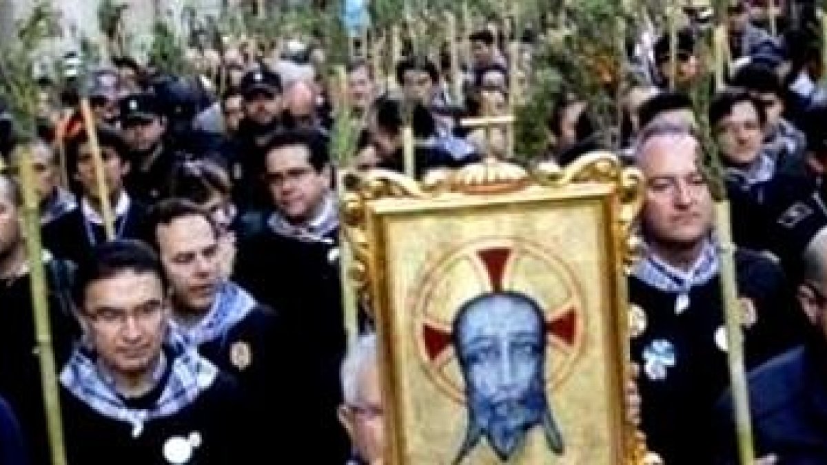 Autoridades eclesiásticos, civiles y devotos en gran multitud participan en la peregrinación cada año