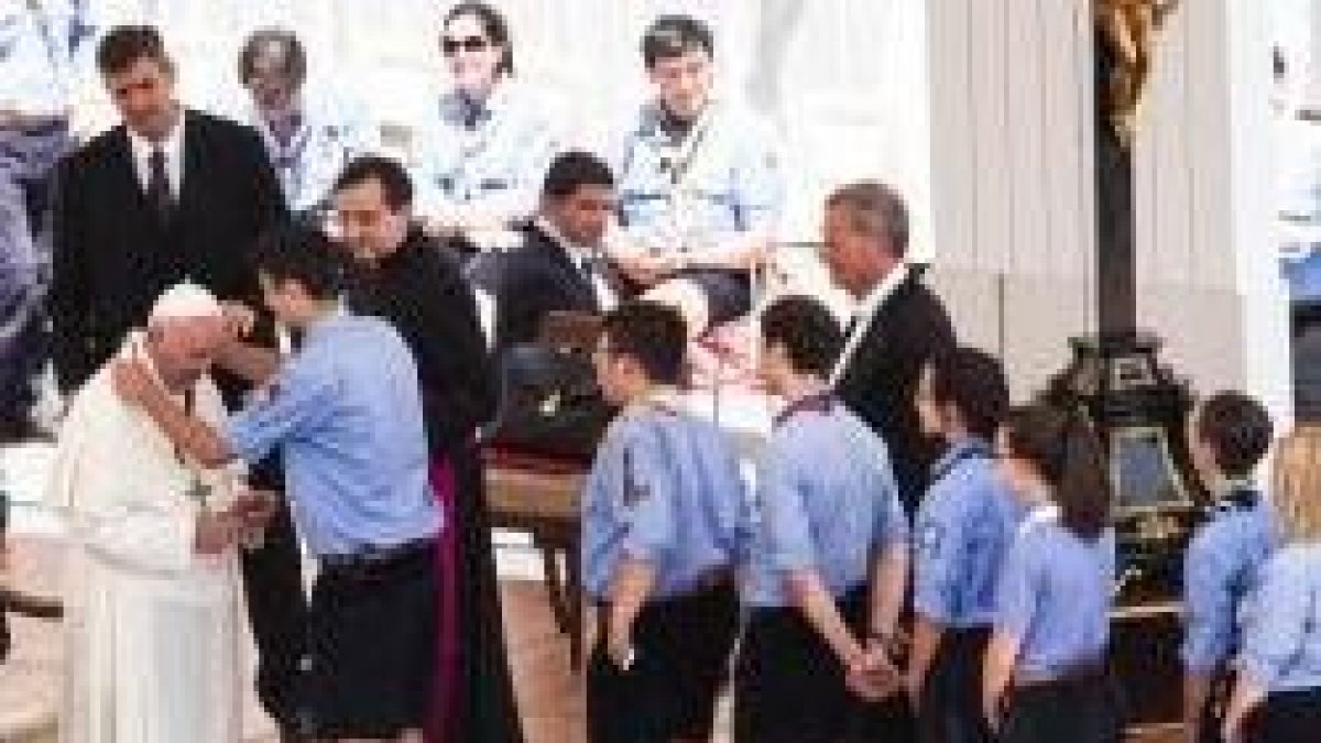 Jóvenes de Agesci, la mayor asociación de scouts católicos italiana, con el Papa Francisco