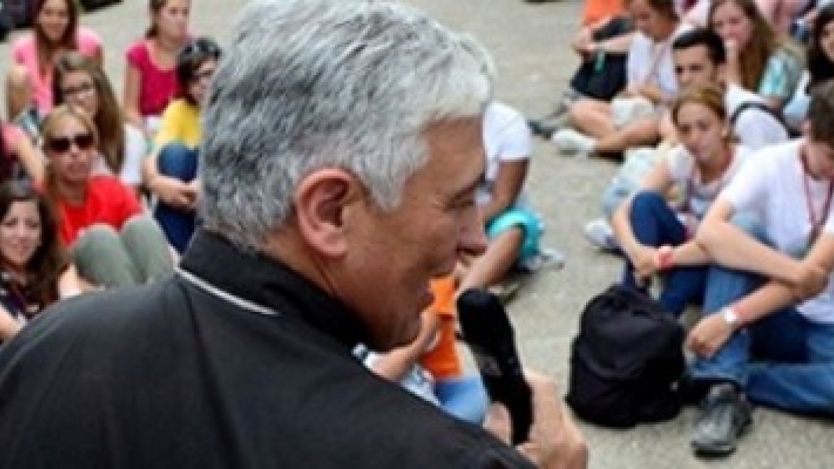 El obispo Zornoza, de Cádiz, ha recorrido las parroquias apuntando voluntarios a la Escuela de Evangelización y a la de Discipulado