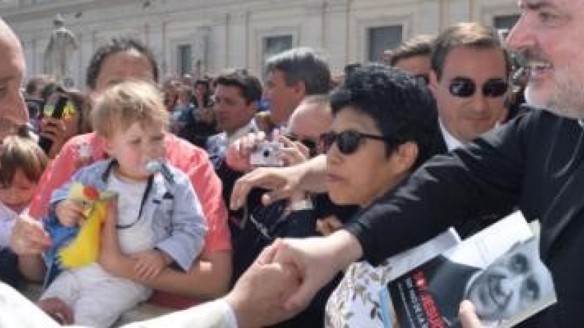 El padre José Antonio Medina saluda al Papa Francisco en Roma... el sacerdote le mostró su libro con las claves ignacianas del Pontífice