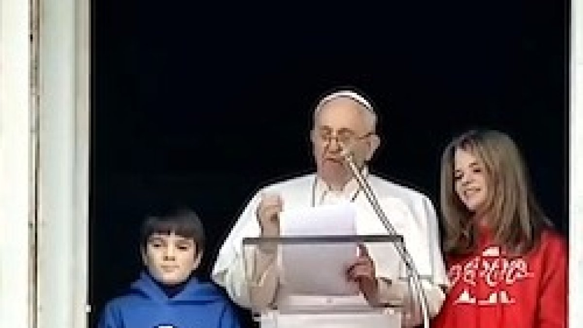 Dos niños de la Acción Católica italiana aparecieron junto al Papa en la ventana de su despacho.