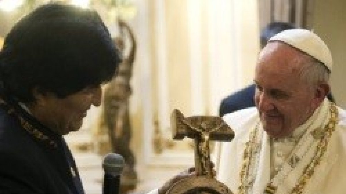 Evo Morales entrega al Papa un Cristo crucificado con la hoz y el martillo