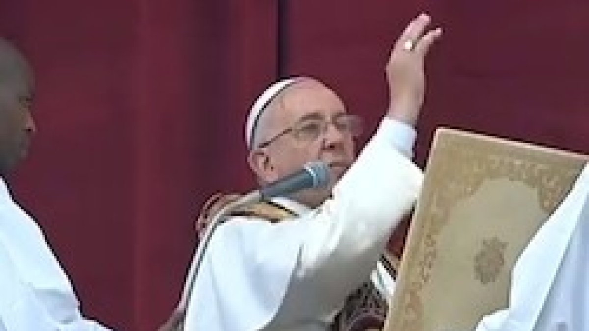 Con las debidas condiciones, la bendición Urbi et Orbi obtiene la indulgencia plenaria incluso recibida por televisión.