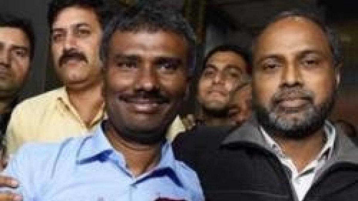 El padre Alexis, jesuita que estuvo 8 meses secuestrado en Afganistán, con camisa clara y sonriente, de vuelta en Delhi