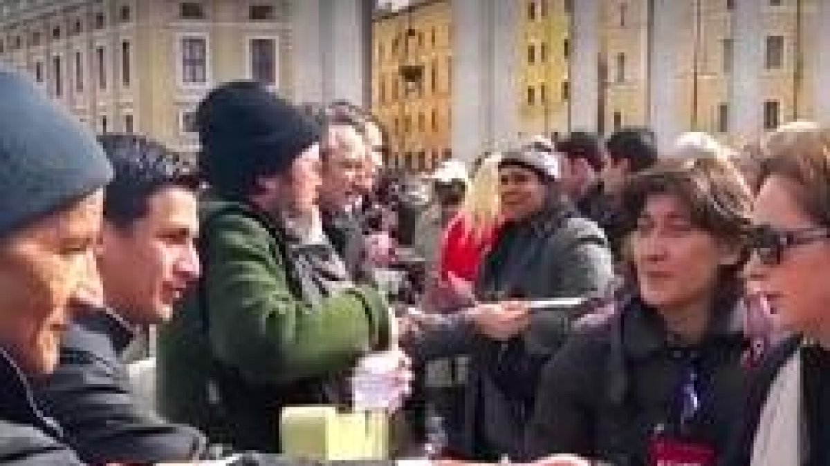 Entre los voluntarios que repartían el librito que el Papa regalaba había cien personas sin techo