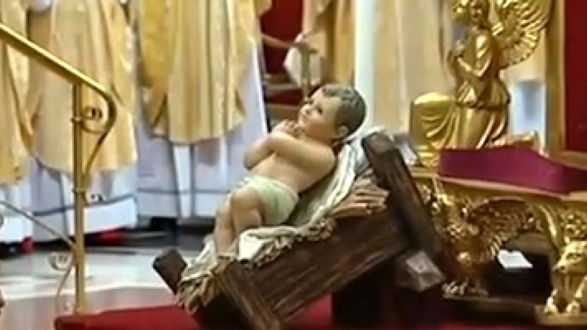La misa comenzó con la incensación del pesebre del Niño Jesús.