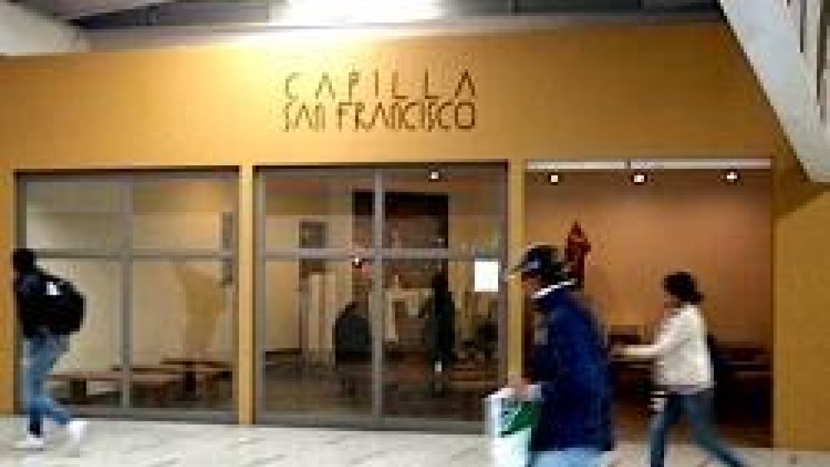 Una de las tres capillas del tren suburbano de México - muchas personas aprovechan para confesarse