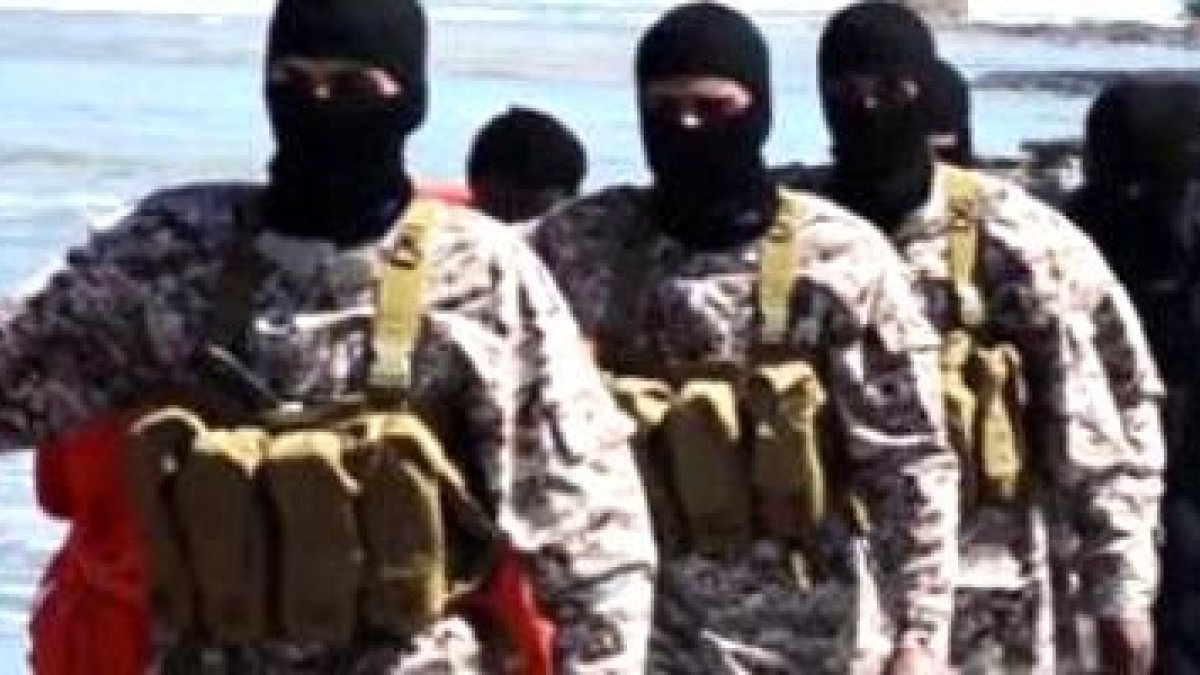 Uno de los vídeos -en la imagen- se ambienta en una playa, como en el caso de los coptos egipcios asesinados en febrero