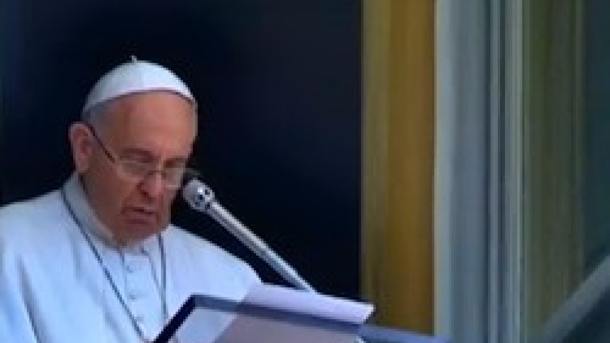 Antes de rezar un avemaría por los fallecidos, el Papa pidió que cada uno rezase en silencio y él también lo hizo, en un momento siempre impresionante.