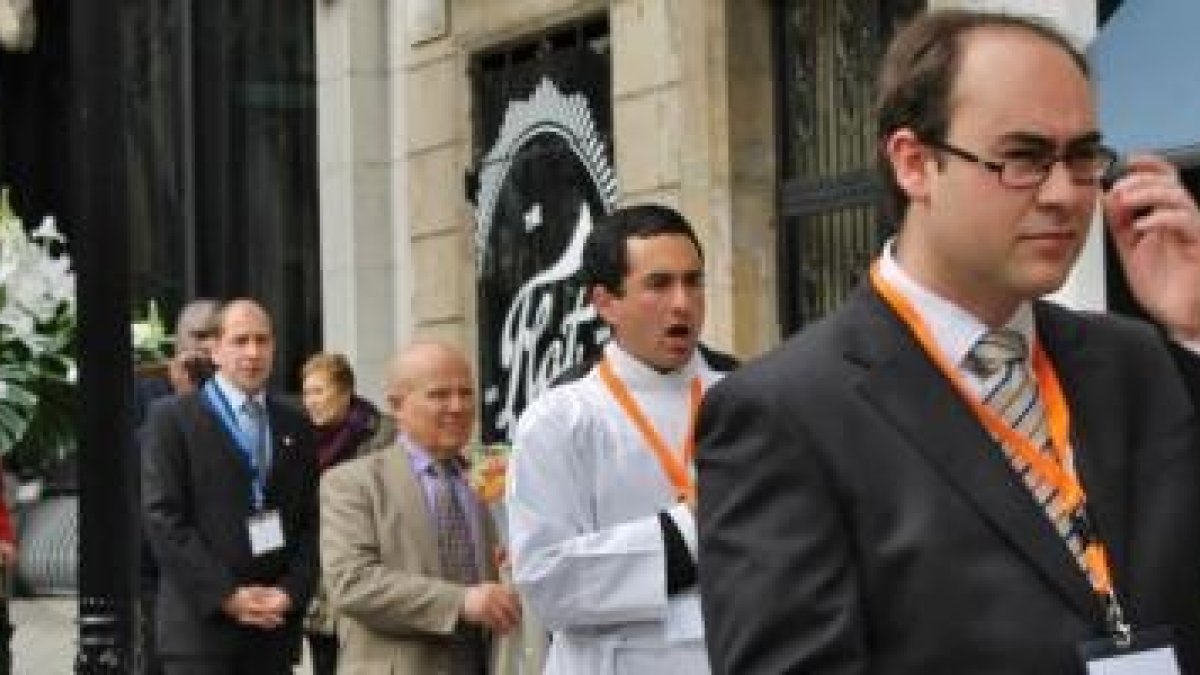 Marcos Vera -con gafas, al frente de la procesión- y los Hijos y Jóvenes de San José, una asociación espiritual que crece en Barcelona y otras ciudades