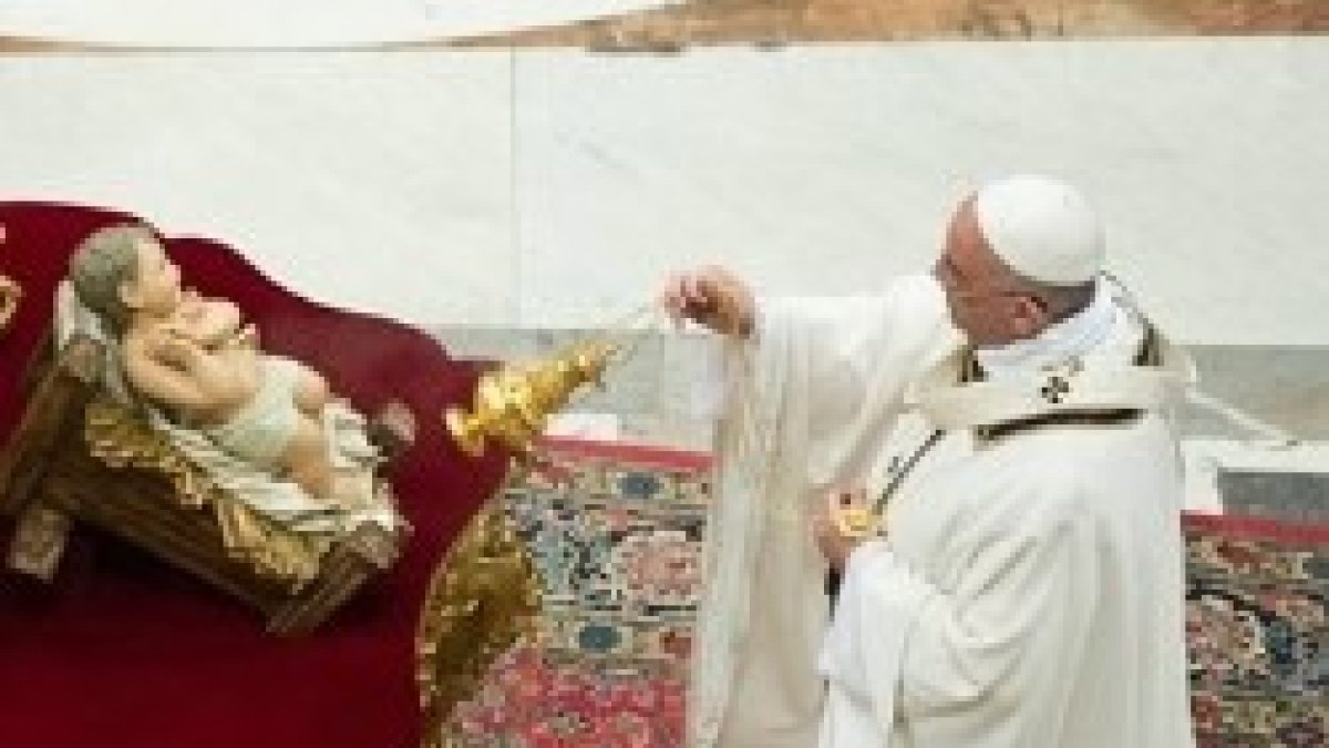 El Papa Francisco con el incienso ante el Niño Jesús en Misa de Navidad