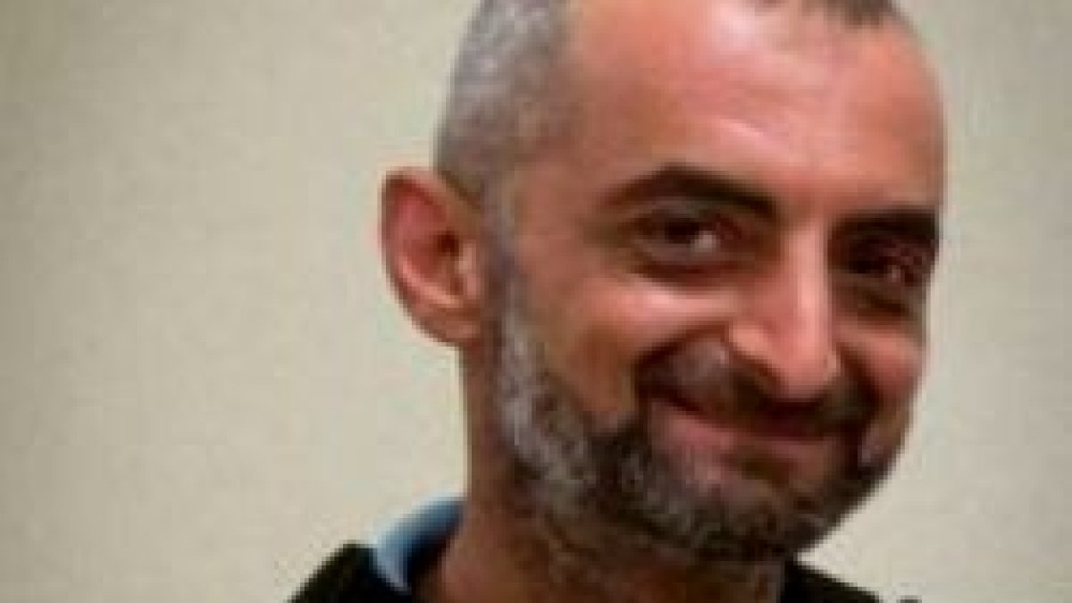 El padre franciscano Dhiya Azziz sirve a las comunidades católicas en una zona controlada por Al-Nusra