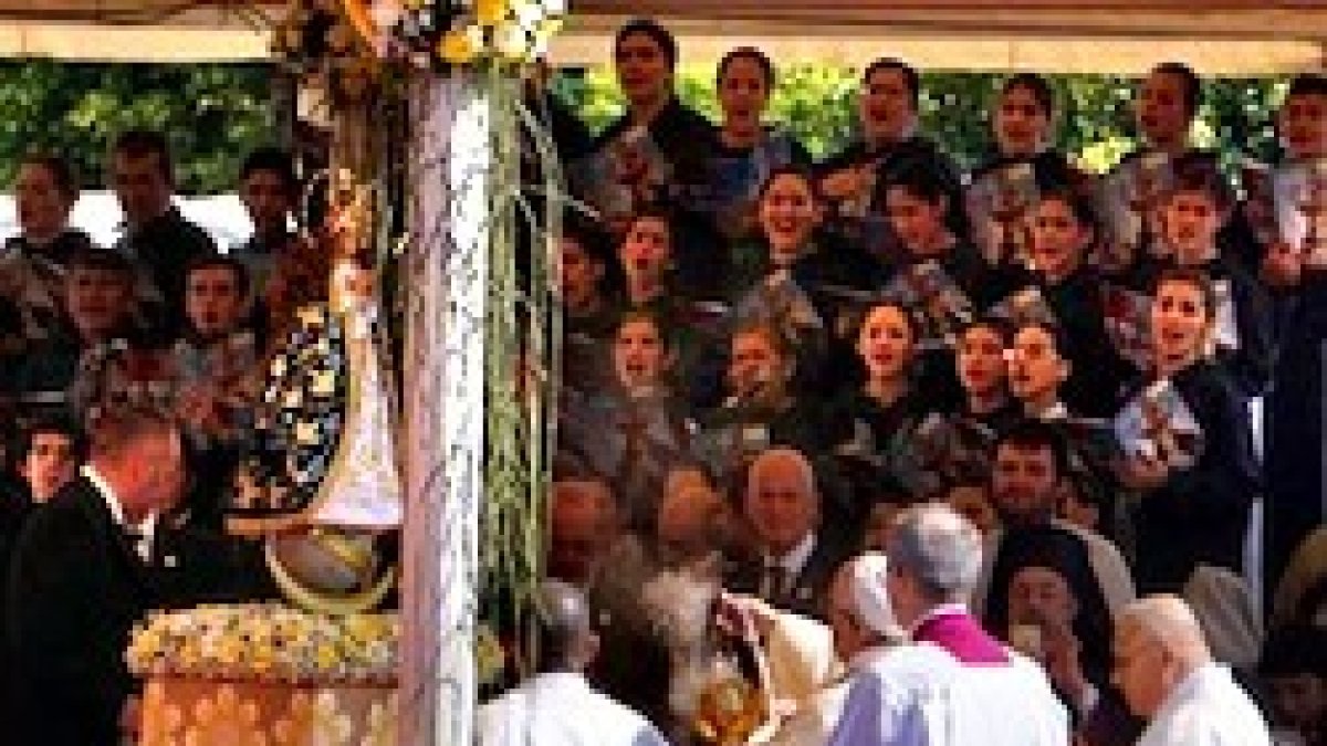 En tu edén de Caacupé / es tu pueblo, Virgen pura, / que te da su amor y fe.