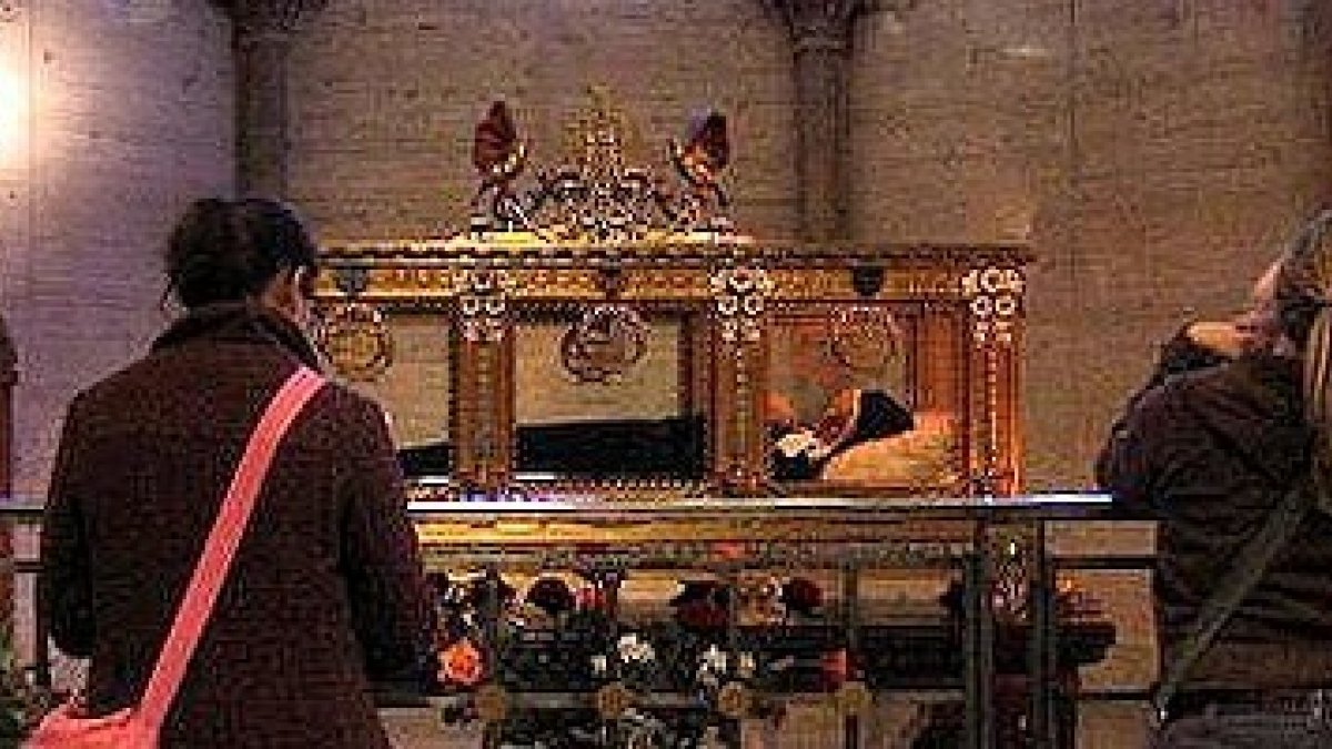 En Nevers descansa el cuerpo incorrupto de Bernadette... pasa medio millón de peregrinos al año, es posible dormir allí