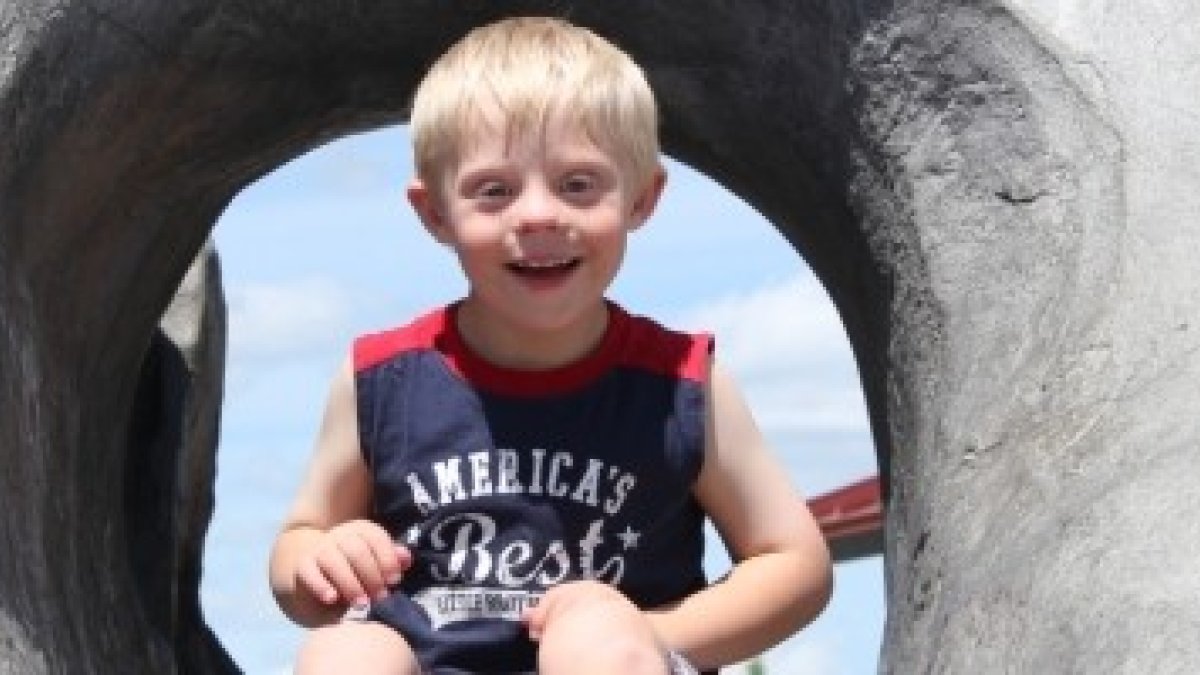 El médico insistía en que el pequeño Matthew no debía nacer, que moriría enseguida... aquí está con 7 años