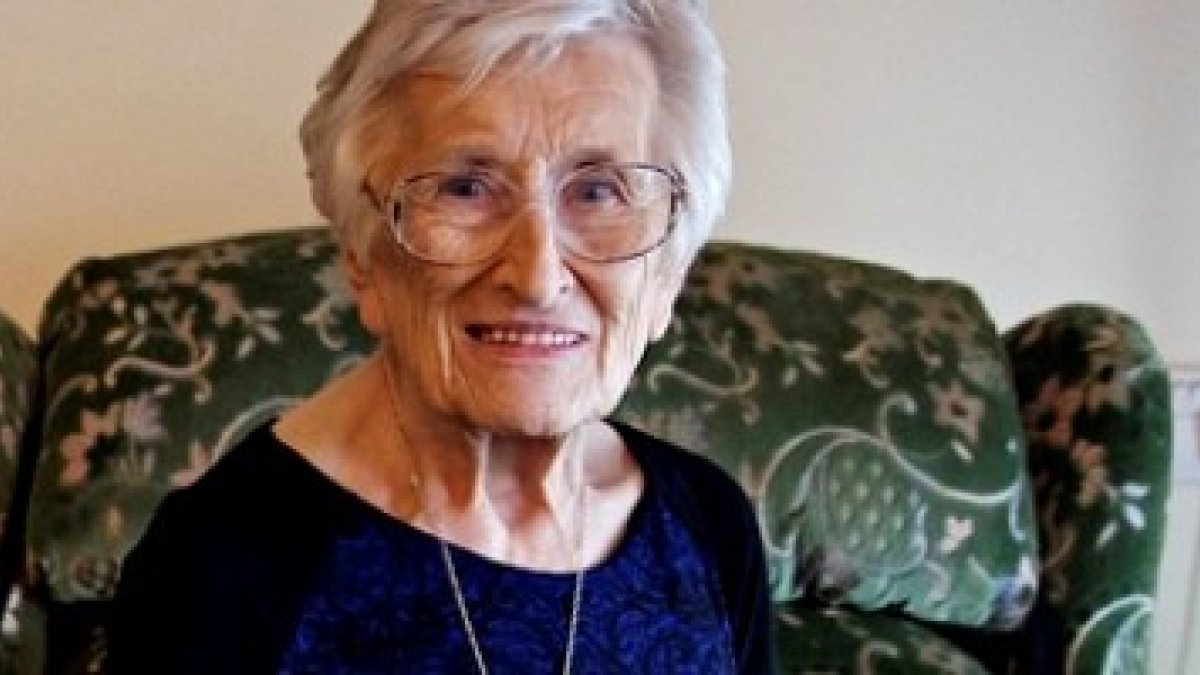 Una Kroll fue monja misionera anglicana, luego sacerdotisa a los 71 años... y después una experiencia mística en un monasterio la hizo católica