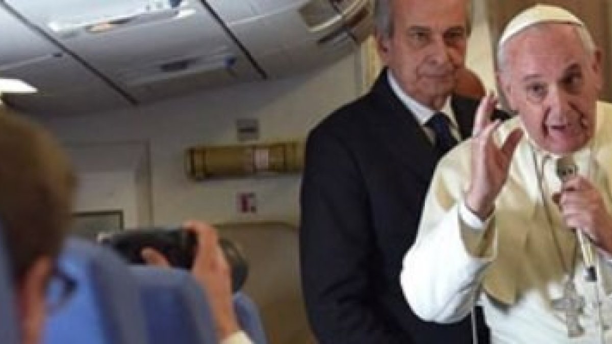 El Papa Francisco, en el avión de vuelta desde Manila en enero, cuando anunció su encíclica ecológica para abrir un debate social