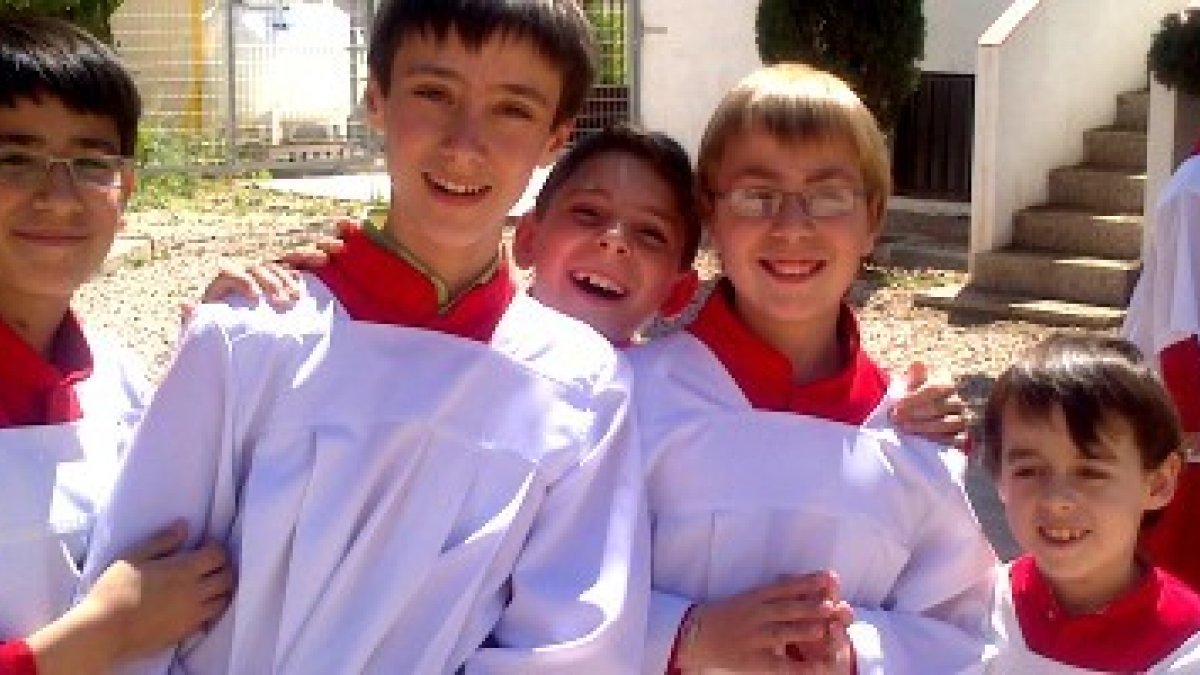 Todo el mundo mira a los monaguillos - con su presencia y actos rituales bien hechos acercan al pueblo a Dios y a la liturgia