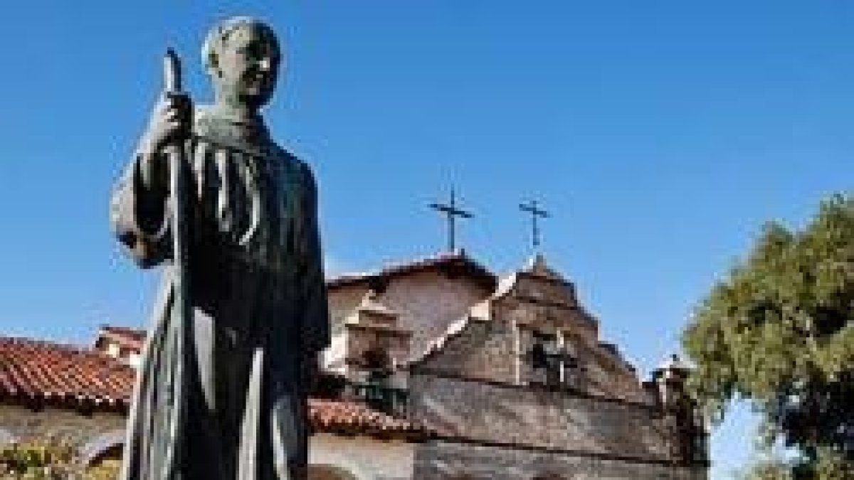 Escultura de fray Junípero Serra ante la Misión de San Antonio de Padua que él fundó en California