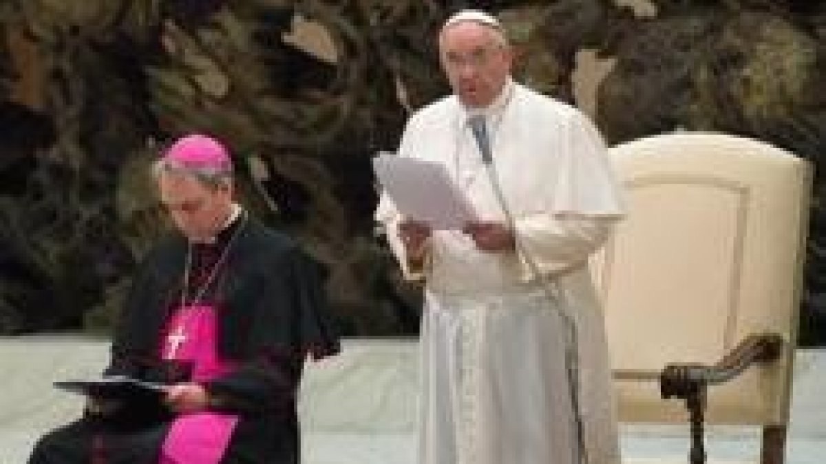 El Papa Francisco en la audiencia de los miércoles bajo techo