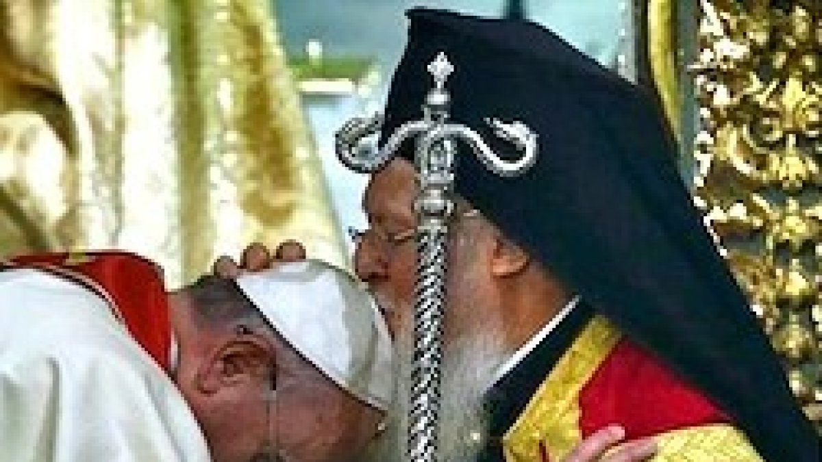 Francisco con el patriarca de Constantinopla, Bartolomé I, durante el viaje del Papa a Turquía en noviembre de 2014.