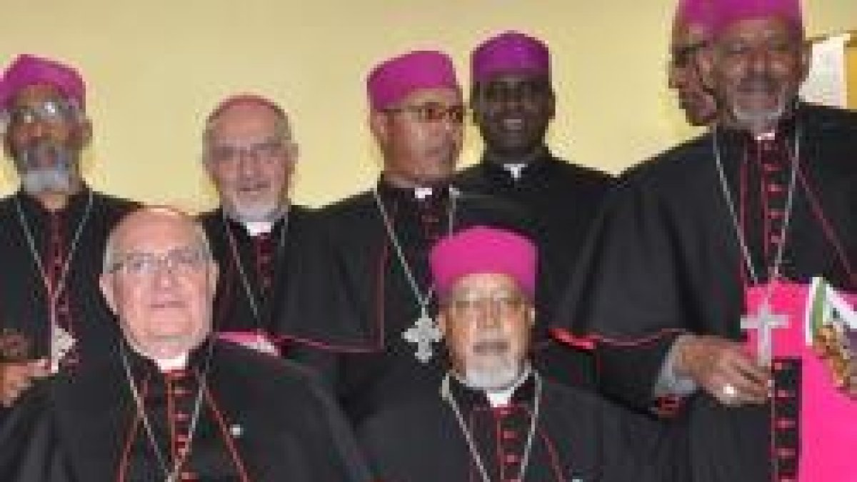 El cardenal Sandri -en la foto con los obispos católicos etíopes, de rito etiópico o latino- llama mártires a los etíopes asesinados por Estado Islámico