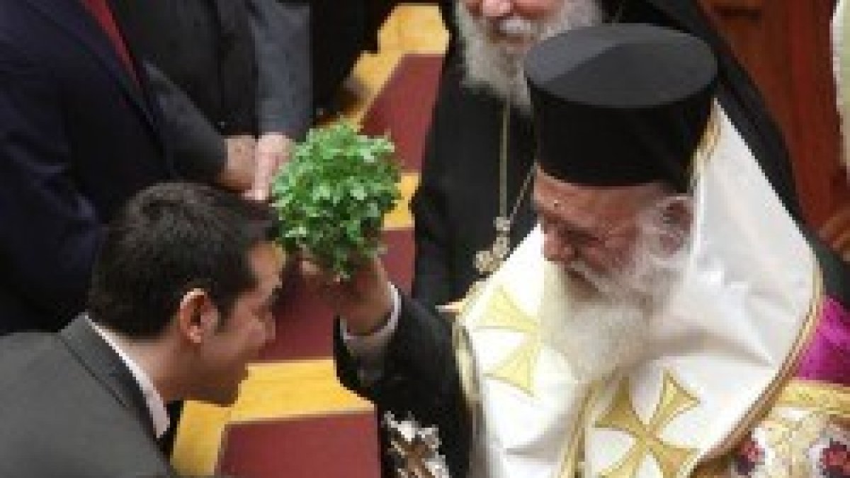 El Patriarca Ieronimos echa agua bendita sobre el ateo Tsipras, con el habitual efecto de alegría que suele causar este sacramental