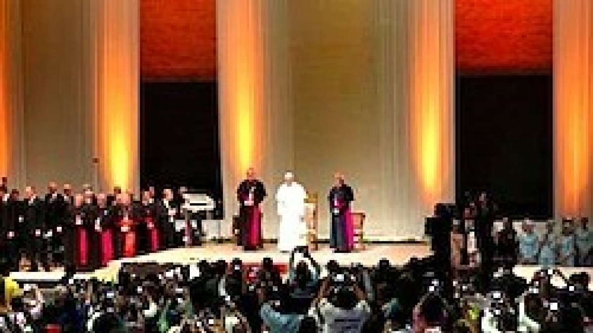 Francisco improvisó parte de su discurso a la sociedad civil paraguaya.