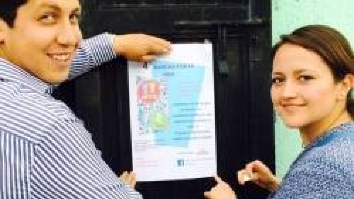 Unos voluntarios ponen carteles convocando a la Cuarta Marcha por la Vida de México