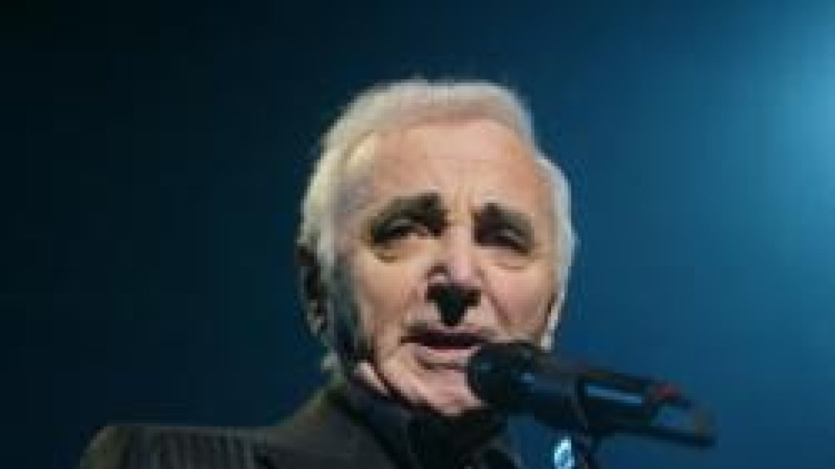 El veterano cantante francés Charles Aznavour, ya con 90 años