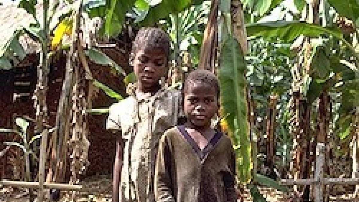 Reticia y Dominic tenían 10 y 7 años, respectivamente, cuando murieron sus padres de sida, en el año 2000.