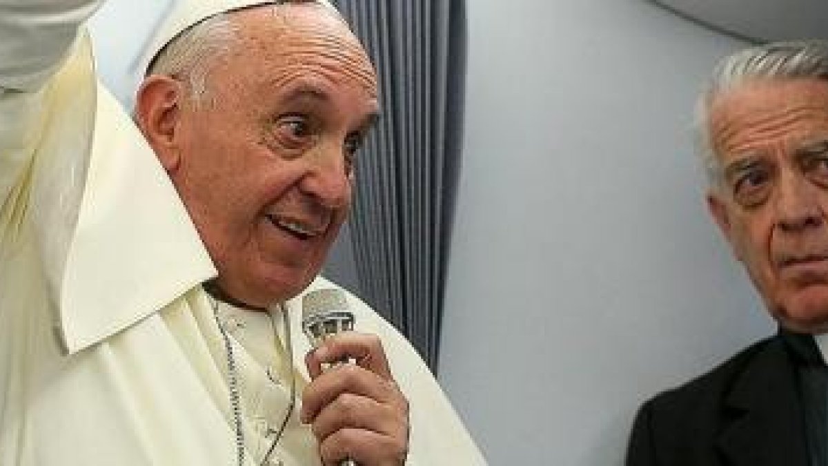 El Papa Francisco y el padre Lombardi en la rueda de prensa de una hora en el avión de vuelta desde Paraguay