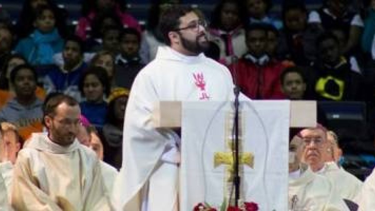 El padre Mario Majano cuenta en la homilia ante numerosos obispos el testimonio de una mujer que le impresionó y que tres veces rechazó el aborto