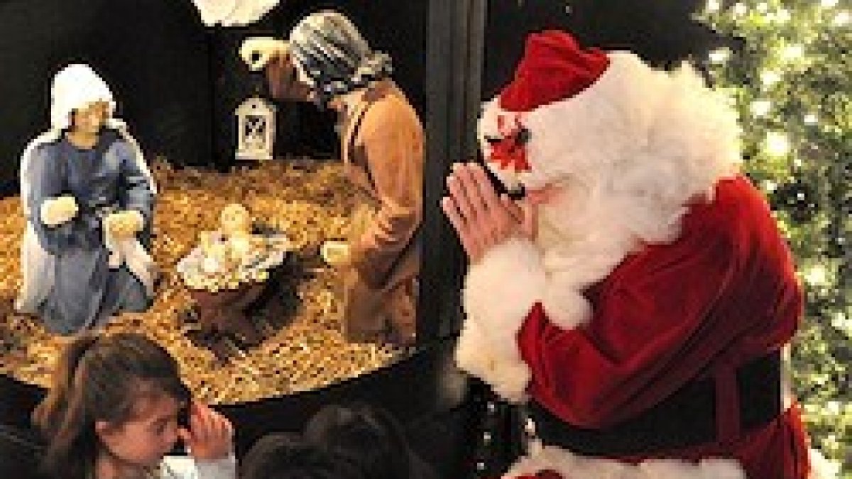 Una forma de enseñar a los niños a conservar el sentido de la Navidad: también Santa Claus adora al Niño Dios.