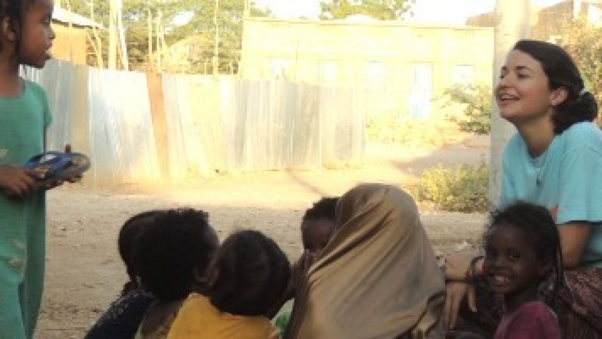 La joven misionera madrileña Belén Manrique con niñas somalíes... hay familias que la miran como a una extraterrestre, comenta