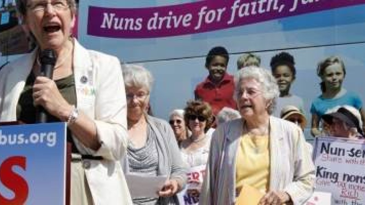 Algunas líderes de la LCWR -la conferencia progresista de superioras religiosas- en un mítin del Nun Bus -autobús de monjas
