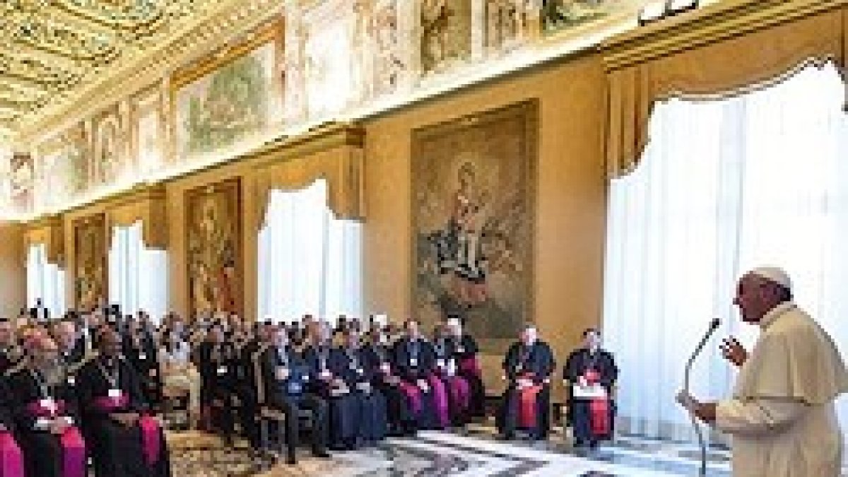 Los cristianos deben leer, conocer y estudiar la Palabra de Dios, exhorta el Papa.