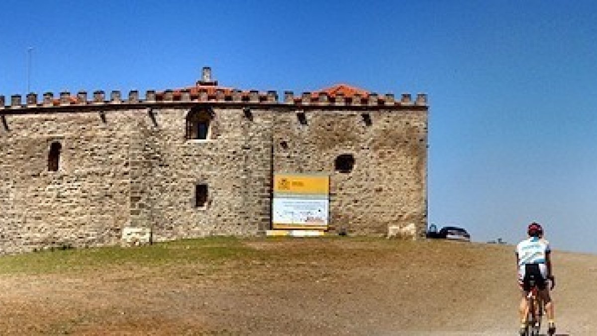 El monasterio de Tentudía, en lo alto de un cerro con impresionantes vistas sobre la provincia de Badajoz.