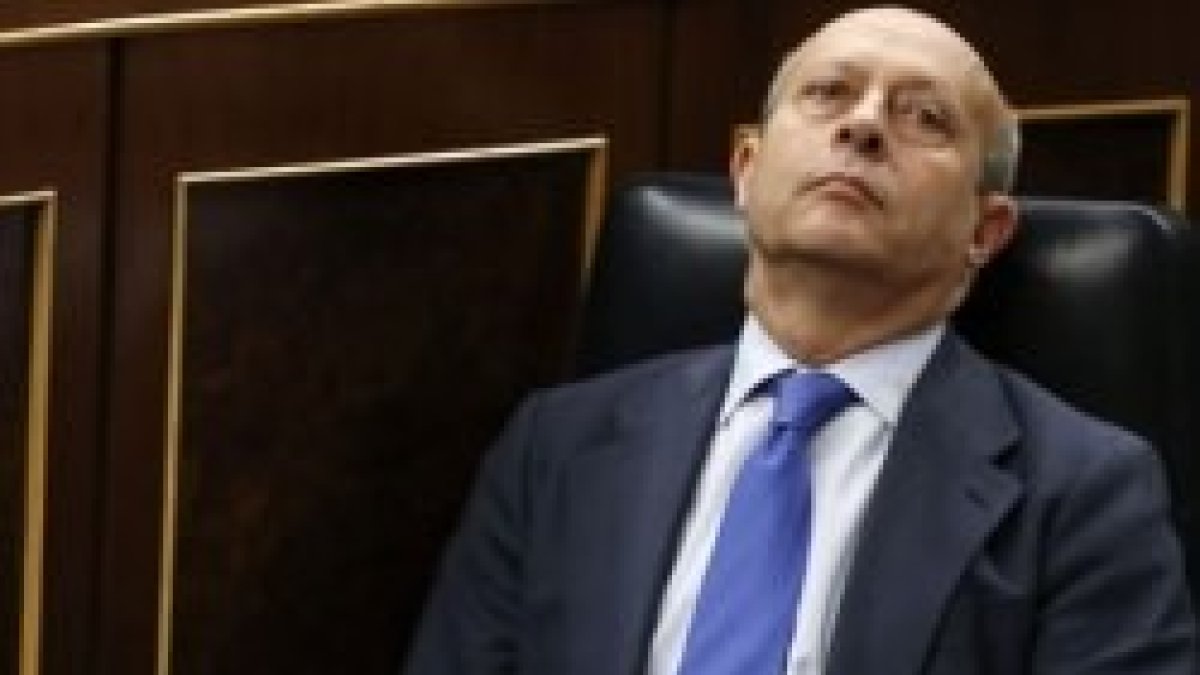 El ministro Wert reduce la clase de religión a 45 minutos semanales y los obispos protestan