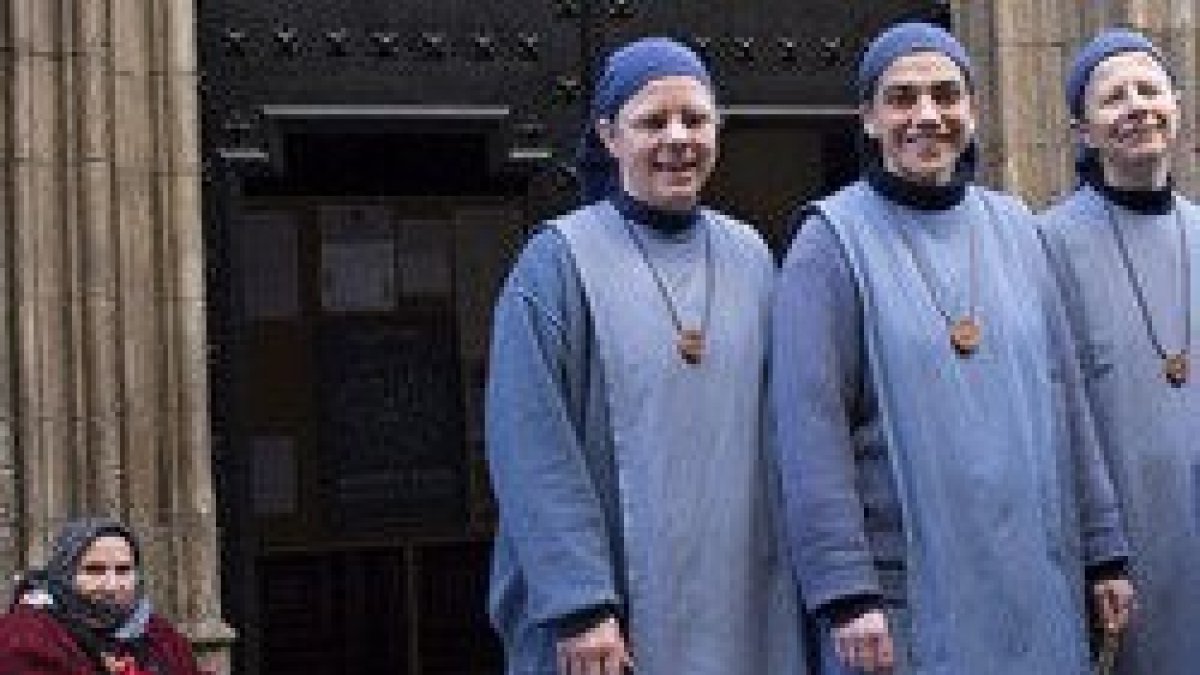 Hermanitas del Cordero en la parroquia de Sant Jaume de Barcelona - hacen apostolado entre pobres y mendigos