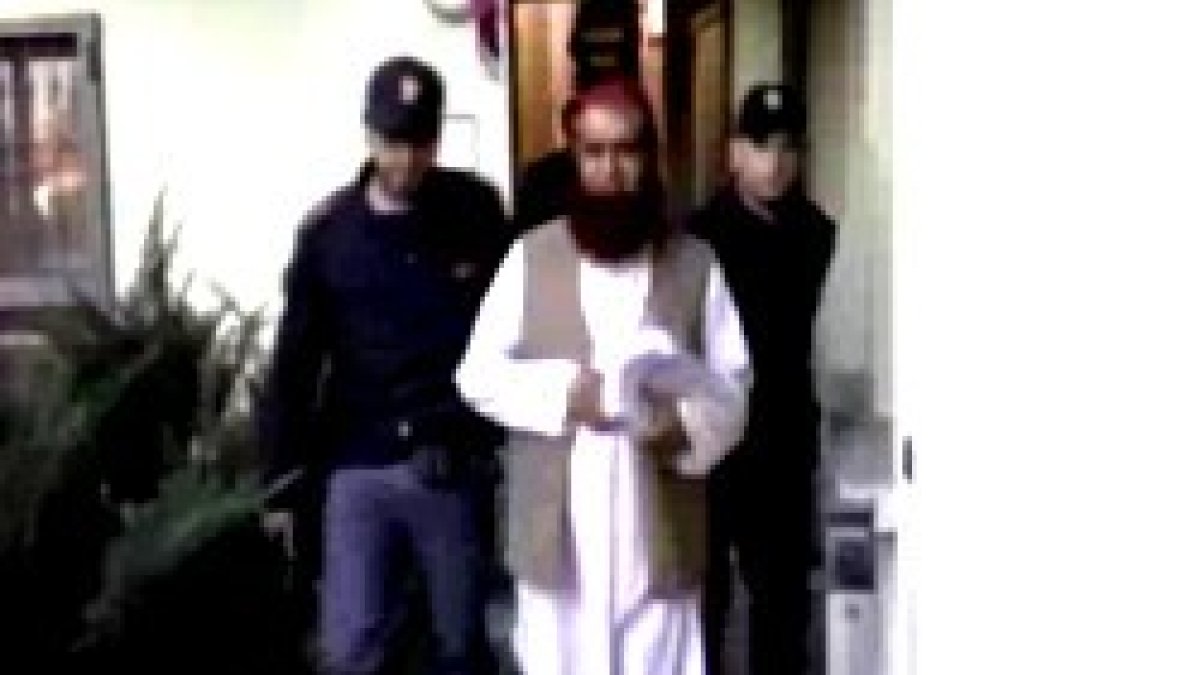 La policía italiana con uno de los detenidos en esta operación