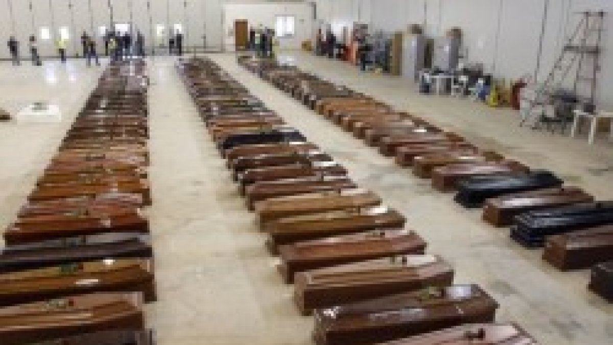 Cadáveres de náufragos en el hangar del aeropuerto de Lampedusa en 2013