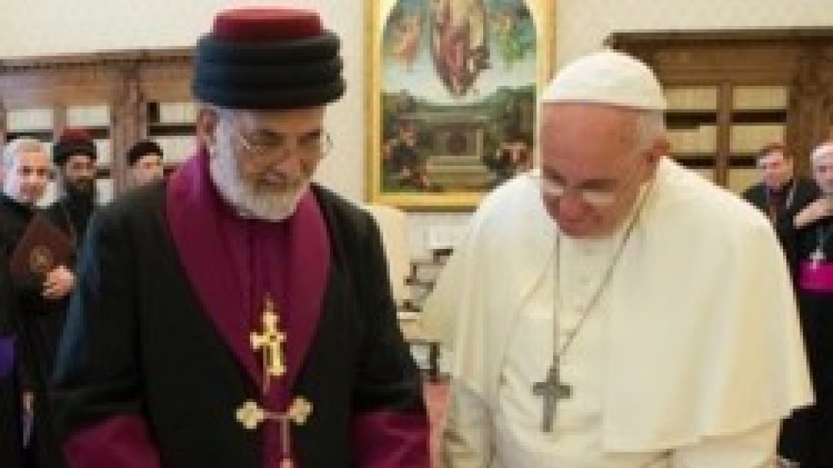 El patriarca asirio Mar Dinkha IV en su visita de octubre de 2014 al Papa Francisco